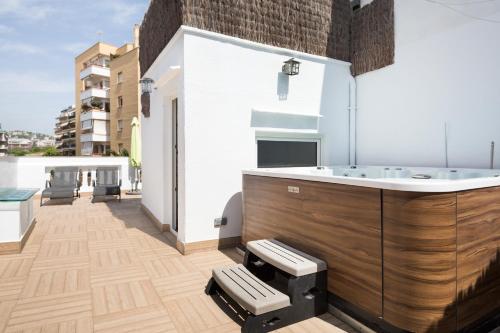 Πισίνα στο ή κοντά στο Sitges Spaces Beach House-4 bedrooms, 3 Bathrooms, Large Terrace, Jacuzzi, Center-Beach