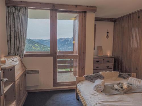 1 dormitorio con cama y ventana grande en Les Michailles 510, en Landry