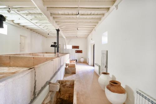 une grande chambre avec des vases sur le mur dans l'établissement Quinta do Porto Nogueira, à Alguber