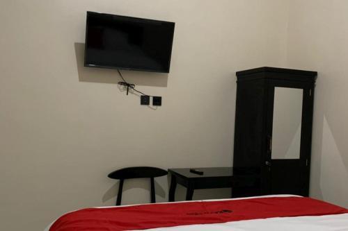 Телевизор и/или развлекательный центр в RedDoorz Syariah near Kawasan Simpang Lima Pati