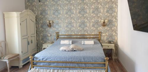 Un pat sau paturi într-o cameră la Romeo & Juliet Non-Hotel
