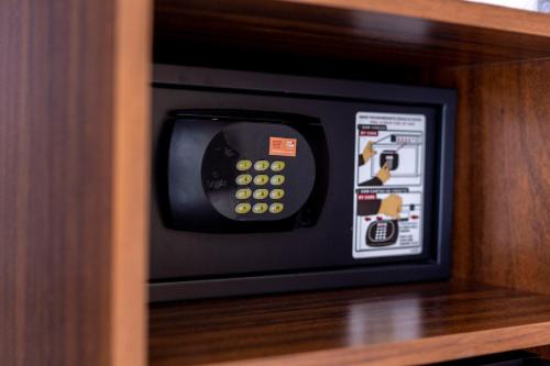 a microwave oven sitting on top of a wooden shelf at Bugan Recife Boa Viagem Hotel - by Atlantica in Recife
