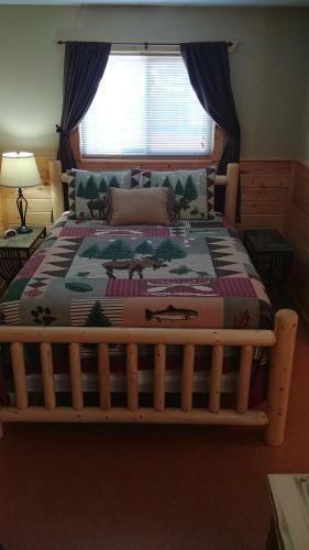 Una cama o camas en una habitación de 9 Bar W Cabins