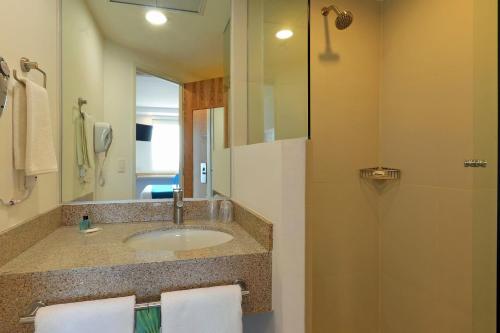 La salle de bains est pourvue d'un lavabo et d'une douche. dans l'établissement One Guadalajara Tapatio, à Guadalajara
