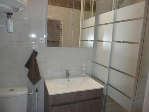 Ένα μπάνιο στο CABOURG APPARTEMENT EN RESIDENCE CALME ET COSI