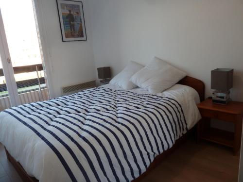 Ένα ή περισσότερα κρεβάτια σε δωμάτιο στο CABOURG APPARTEMENT EN RESIDENCE CALME ET COSI