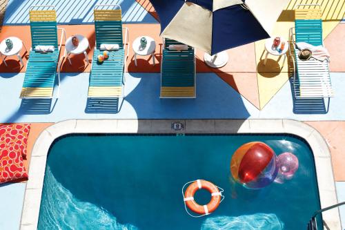 una piscina con una pelota y un inflable en Hotel Del Sol en San Francisco