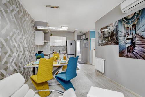 uma cozinha e sala de jantar com mesa e cadeiras em Vision Apartments Budapest Exclusive em Budapeste