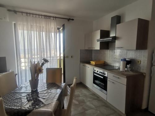 Kuchyň nebo kuchyňský kout v ubytování Apartments Petrica