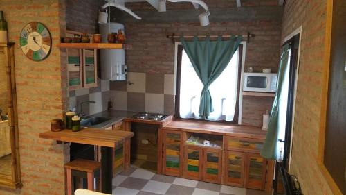 a kitchen with a sink and a window in it at Rawson casa a minutos del centro y de Playa Unión in Rawson