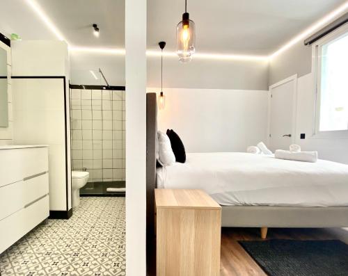Giường trong phòng chung tại Royal Suites Madrid