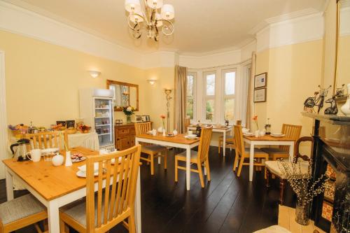 cocina y comedor con mesas y sillas de madera en EveAnna, en Alnwick