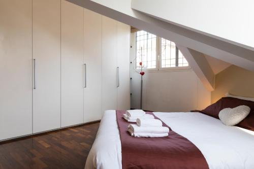 A bed or beds in a room at Oskar Home - TRE PONTI