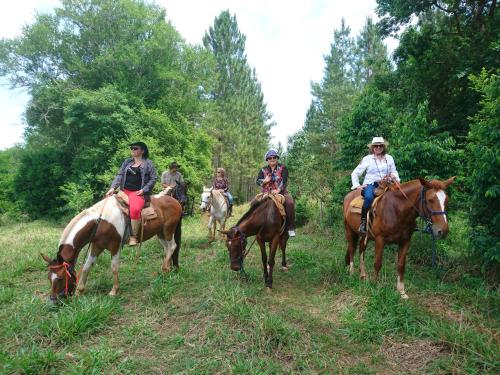 een groep mensen die paardrijden in een veld bij Estancia las Mercedes in Eldorado