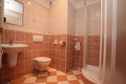 プルーホニツェにあるコングレス＆エデュケーショナル センター フローレットのバスルーム(トイレ、洗面台、シャワー付)