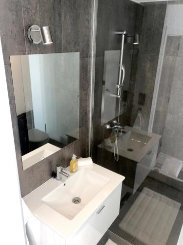 a bathroom with a white sink and a mirror at OASIS BEACH 7 - Apartment Lundgren in Torrevieja