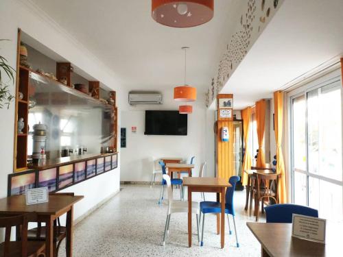 un ristorante con tavoli e sedie in una stanza di Hostería Altea a Monte Hermoso