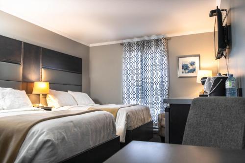 En eller flere senger på et rom på Newfound Inn & Suites