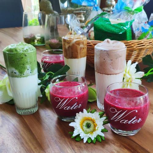 une table sur laquelle sont disposés différents types de boissons dans des verres dans l'établissement Domaine Les Causeries, à Laguépie