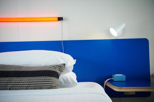 Una cama o camas en una habitación de Phoenix Hotel