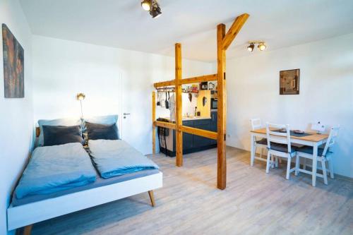 1 dormitorio con litera, mesa y comedor en Zentrales Apartment - Janks 11A, en Witzenhausen