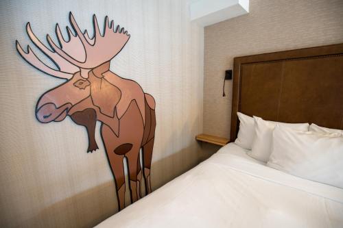 Postel nebo postele na pokoji v ubytování Moose Hotel and Suites