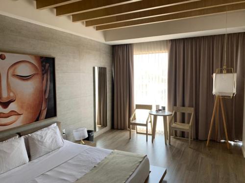 a bedroom with a bed and a table in a room at Motel Okura Villas y Suites in Guadalajara