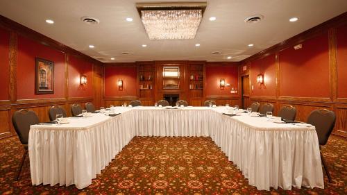 a conference room with a large table and chairs at Best Western Plus Guildwood Inn in Sarnia