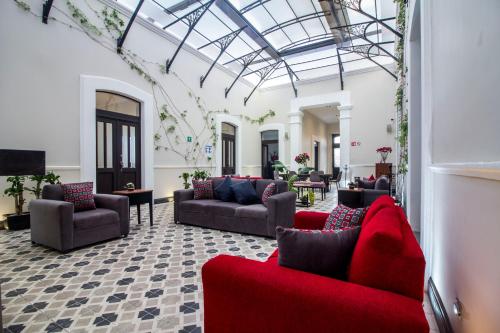 a living room with couches and a glass ceiling at Hotel Business Real 500 in Puebla