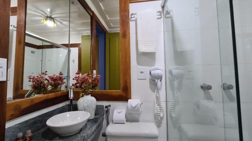 オウロ・プレットにあるHotel Pousada Casa Grandeのバスルーム(洗面台、ガラス張りのシャワー付)