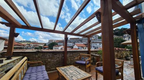 una terraza en la azotea con vistas a la ciudad en Hotel Pousada Casa Grande en Ouro Preto