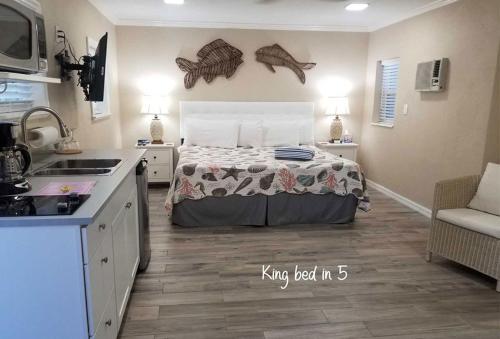 una cocina y un dormitorio con una cama en una habitación en Haley's at Anna Maria Island Inn, en Holmes Beach