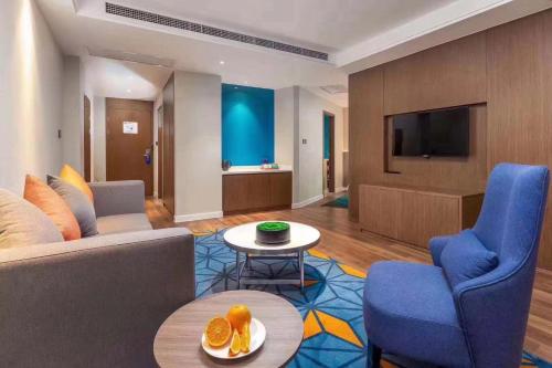 TV a/nebo společenská místnost v ubytování Holiday Inn Express - Wuhan Optical Valley, an IHG Hotel