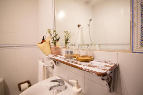 bagno con lavandino e specchio di Hotel Rural Inz-Almaraz a Jimera de Líbar