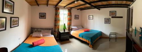 um quarto com 2 camas e uma janela em Alojamiento Campestre LA PASTORA em Salento