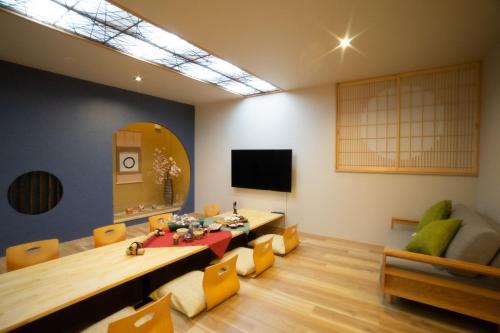 a room with a table and chairs and a mirror at Ixyz別邸 月夜見の宿 in Nagoya