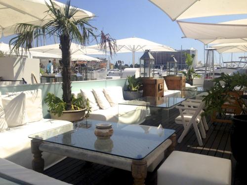 A restaurant or other place to eat at VILAMOURA MARINA MOURA SUITES II APARTMENTS