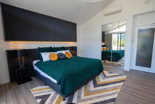 Katil atau katil-katil dalam bilik di Dacha on Maggie No#1 OPULENT AND LUXURIOUS