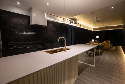 Dapur atau dapur kecil di Dacha on Maggie No#1 OPULENT AND LUXURIOUS