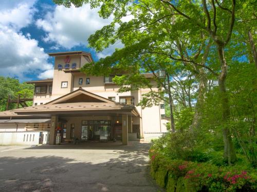 a building with a lot of trees in front of it at Jizaiso in Nasu