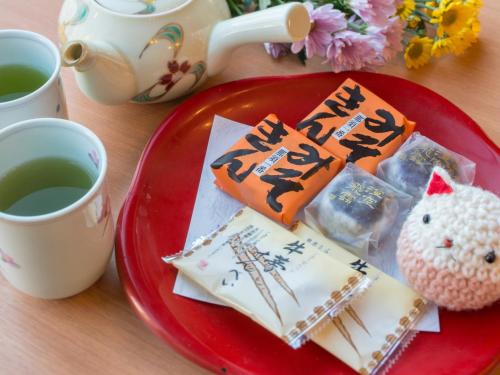 a red plate with some food and a cup of coffee at Jizaiso in Nasu