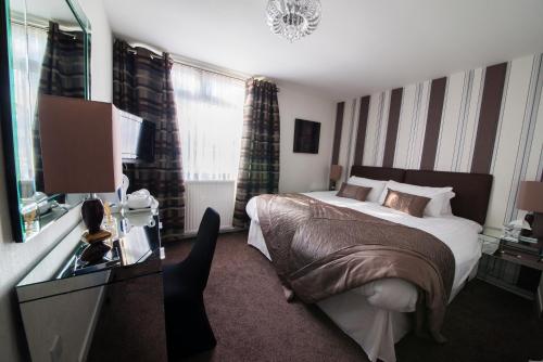 グラスゴーにあるThe Burnside Hotelのベッドと窓のあるホテルの部屋