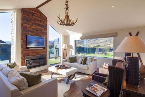 A seating area at Luxury 5BDR Lodge - Ski, Golf & Relax In Style