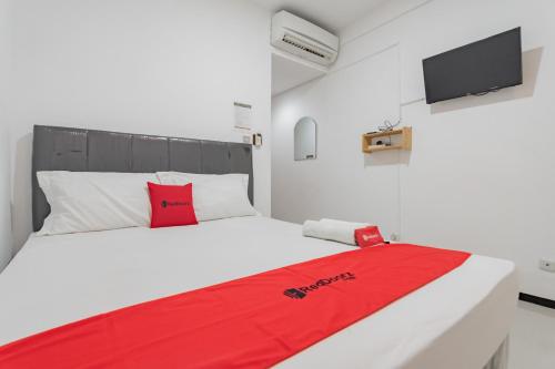 RedDoorz Syariah At Afifah Guest House near Bikasoga Sport Center