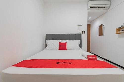 En eller flere senge i et værelse på RedDoorz Syariah near Regol Park Bandung