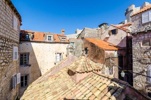 uitzicht op een groep gebouwen met daken bij Holiday Home St George in Dubrovnik