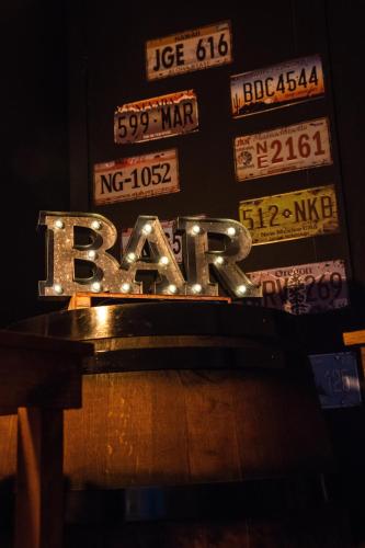 un panneau indiquant une barre avec un paquet de signaux dans l'établissement Aux 3 Nuances Suites Privatives & Spa, à Calais