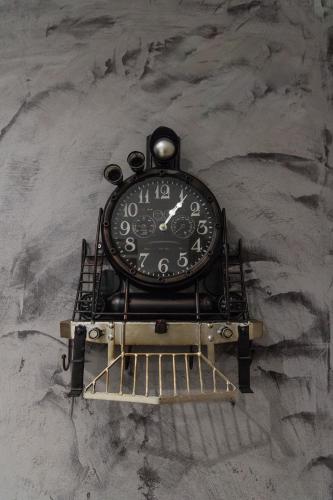 une horloge assise sur un tas de neige dans l'établissement Aux 3 Nuances Suites Privatives & Spa, à Calais