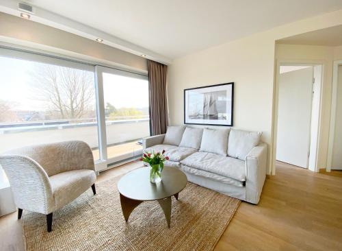 a living room with a couch and a table at Ferienwohnung Yachtclub in Timmendorfer Strand