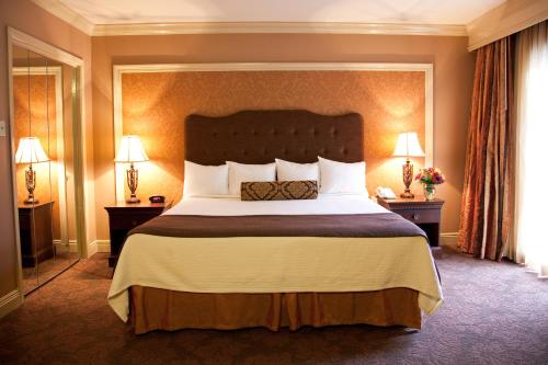 a hotel room with a large bed and two lamps at Best Western Plus French Quarter Courtyard Hotel in New Orleans